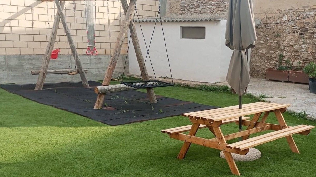 Arguedas Cottage | HOME TO ENJOY IN STYLE ! Garden, barbecue, swimming pool, swings, ping-pong.
