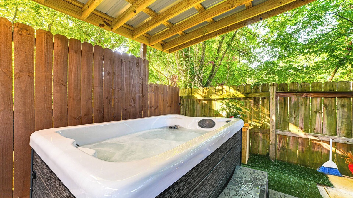 Clarksville Cottage | Home w/Hot Tub, Playset & Grills in Clarksville!
