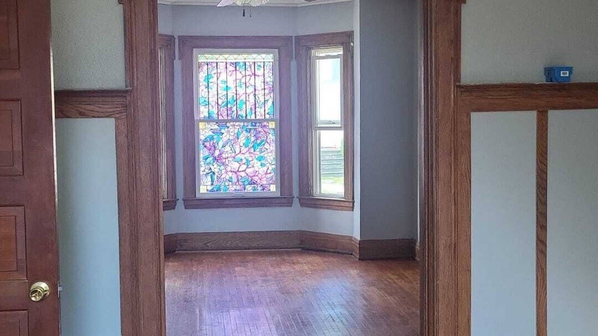 Watertown House | Home with 3 bedroom bath and 1 off-street parking,near the park circle Watertown