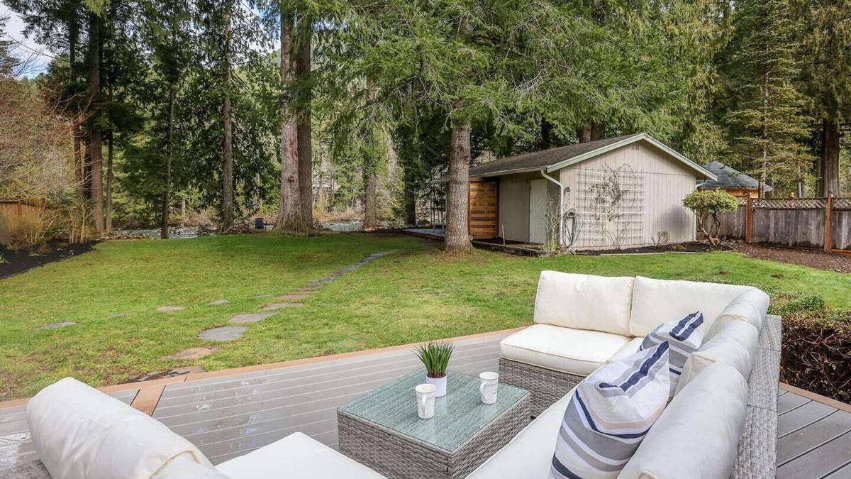 Tanner House | Home with 3 Bedrooms and Studio Cottage both Included. Sleeps 9. Directly On The River
