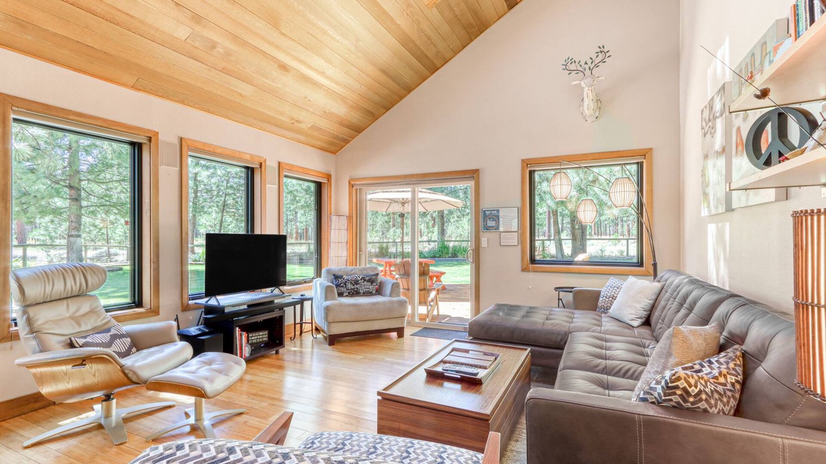 Sisters House | Home with a private hot tub, shared pool, & National Forest at your backdoor