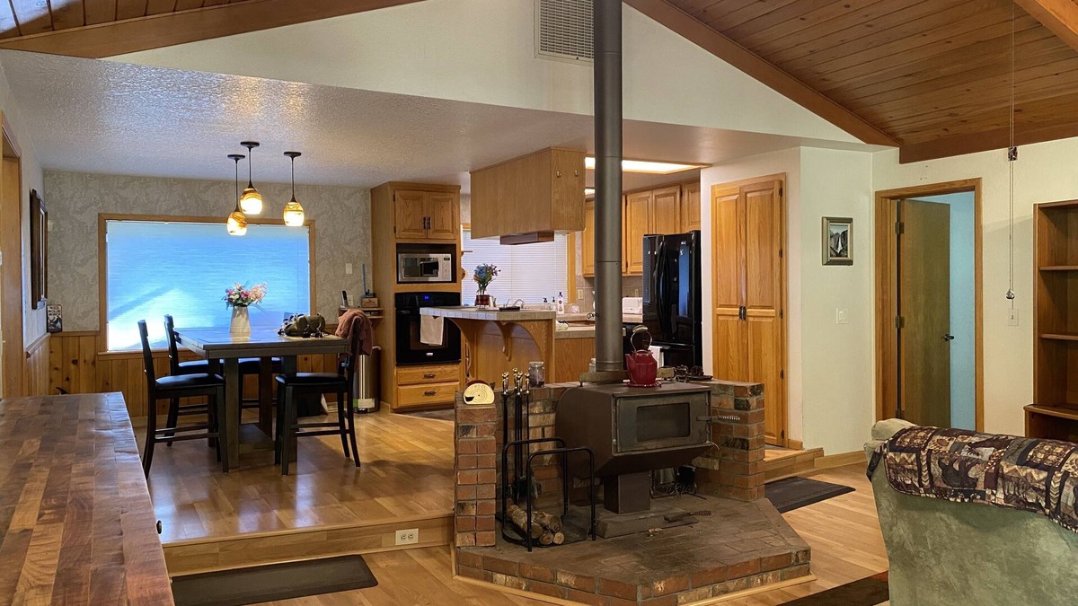 Umpqua House | Home with cabin effect- private access to river