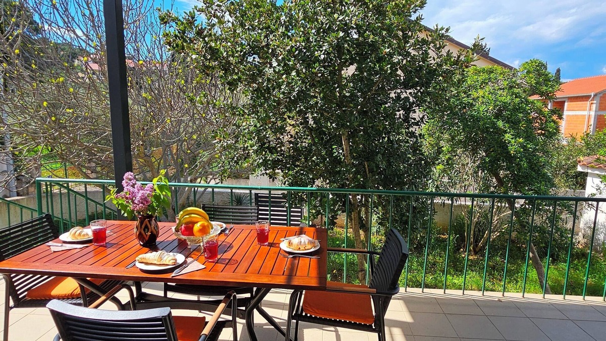 Cove Makarac (Milna) House | Home with garden, terrace and bike/boat storage, 30m from beach & great cafe bar