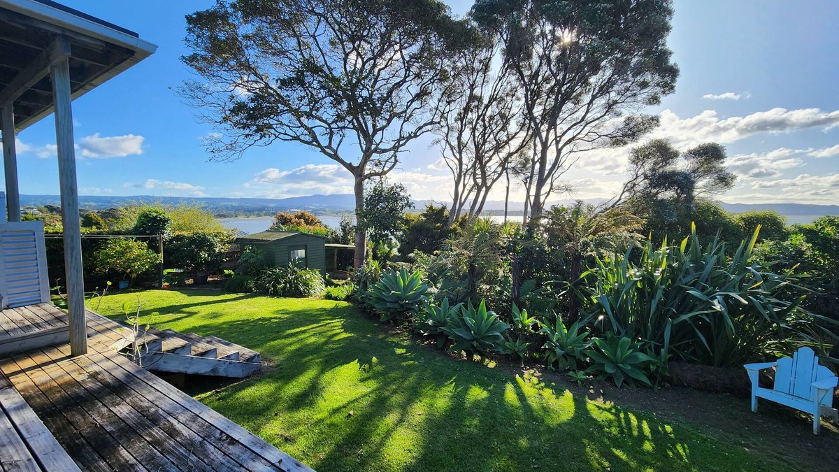 Omokoroa House | Home with gorgeous mountain and water views