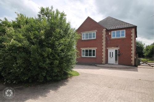 Forsbrook House | Home with HotTub near AltonTowers & Waterworld sot