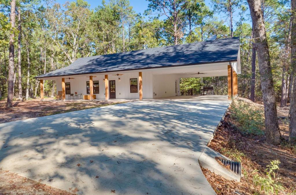 Brookeland House | Home with Pool Access Fishing at Lake Sam Rayburn!