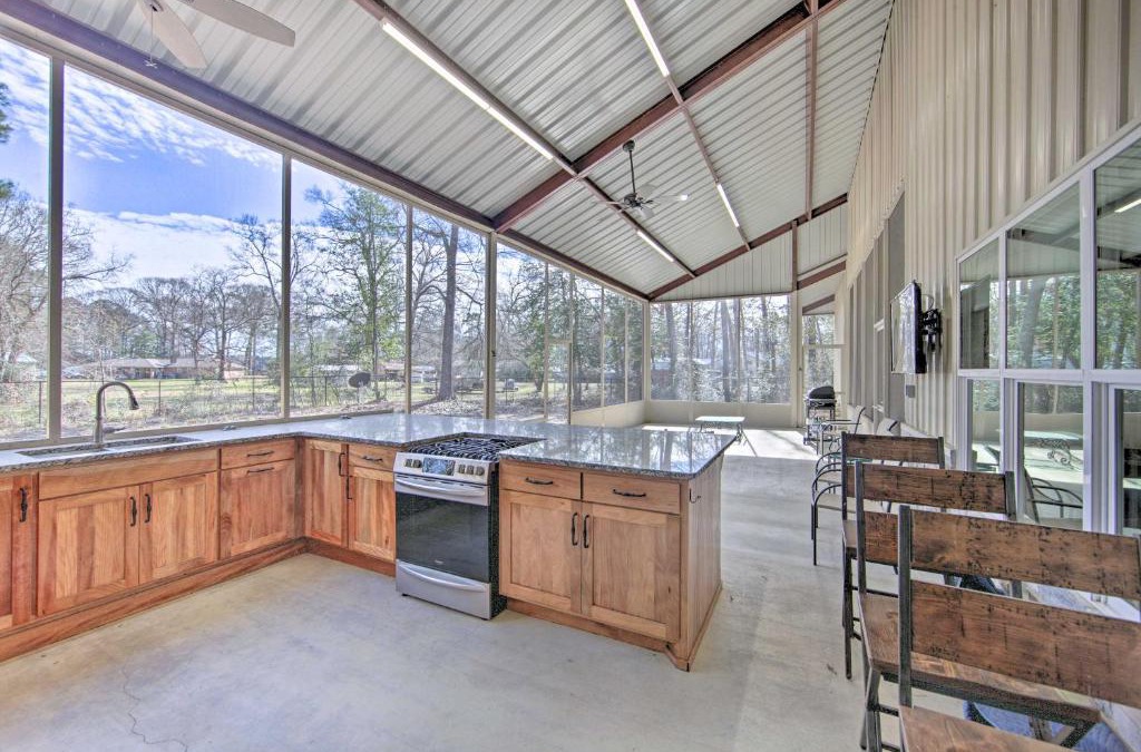 Hemphill House | Home with Screened Porch - Near Toledo Bend Lake!