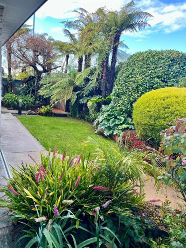 Rotorua House | Home with spa, sauna, garden in prime location