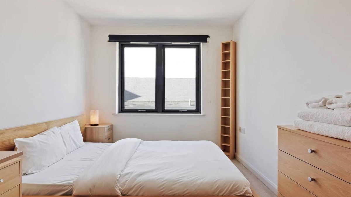 Hackney Wick Apartment | Homely 2BD Flat in Homerton