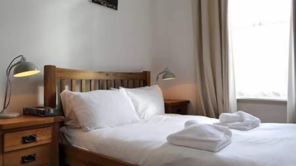 Bonnington Apartment | Homely 2BD Flat with Garden in Central Edinburgh