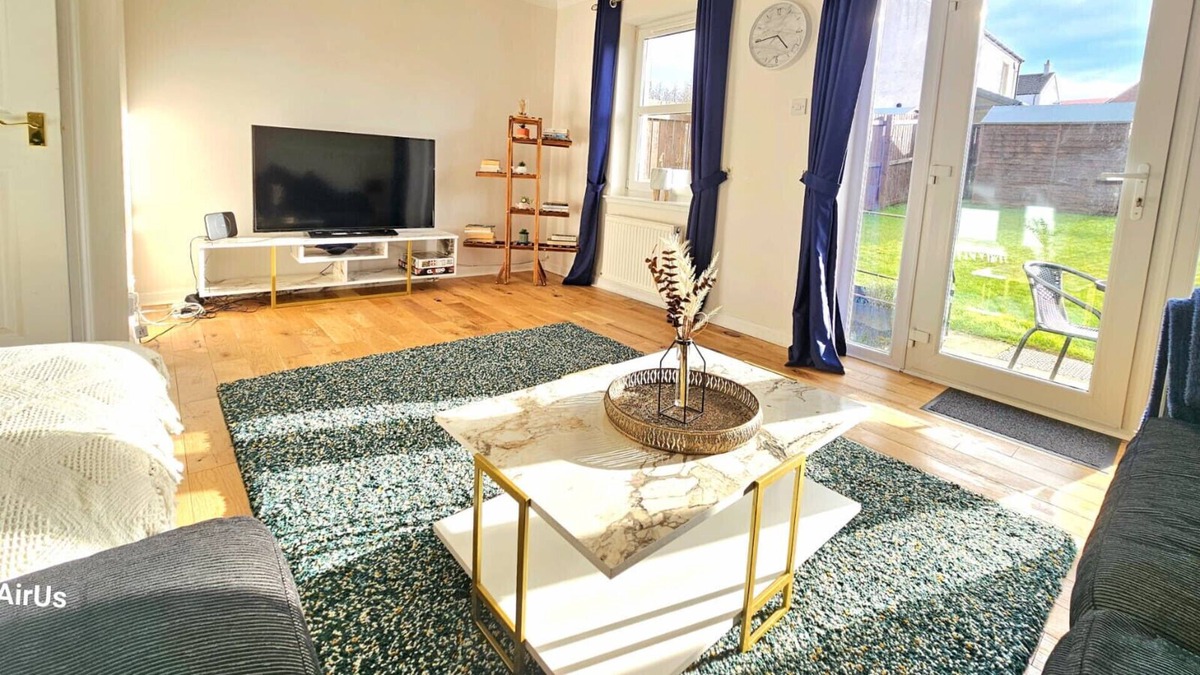 Newton Mearns House | Homely 3-Bed House with Free Parking
