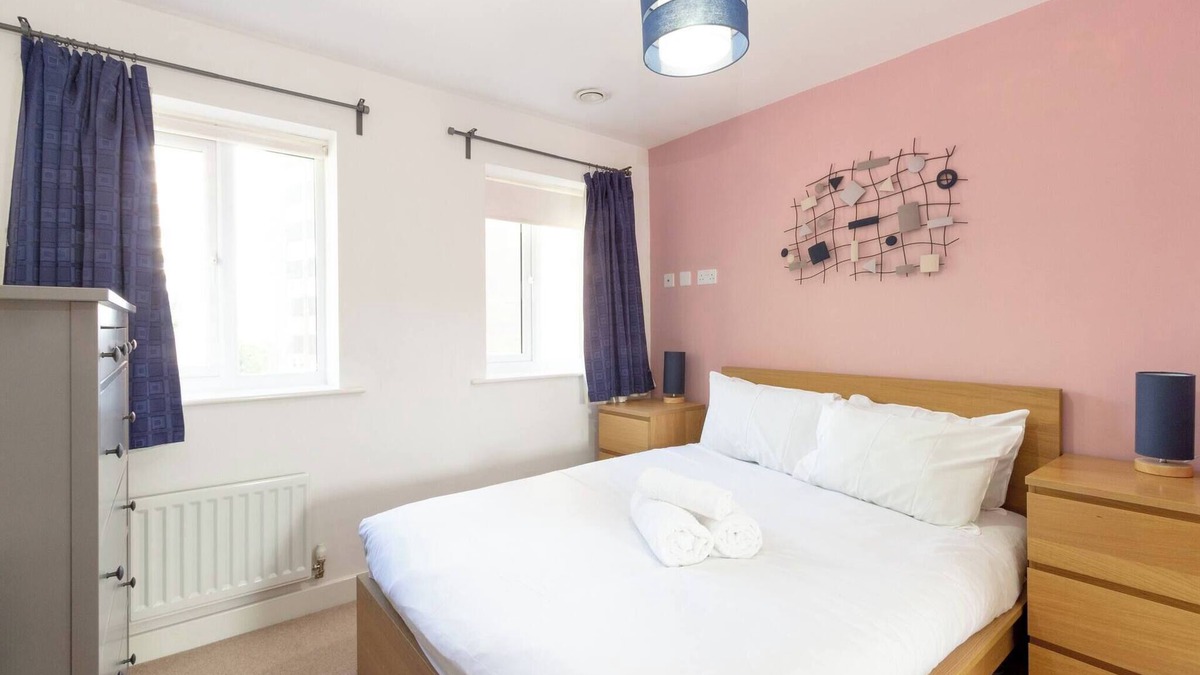Stoke-on-Trent Ski Chalet | Homely 4BD Townhouse Next to Hanley Park