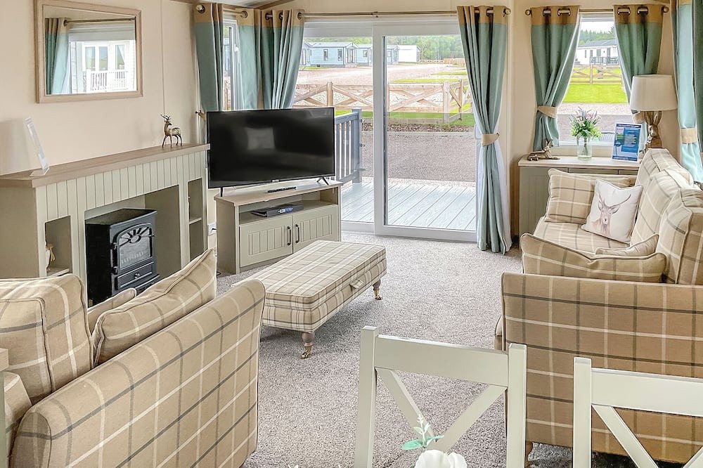 Laurencekirk Ski Chalet | Homely and stylish holiday home featuring your own private hot tub.