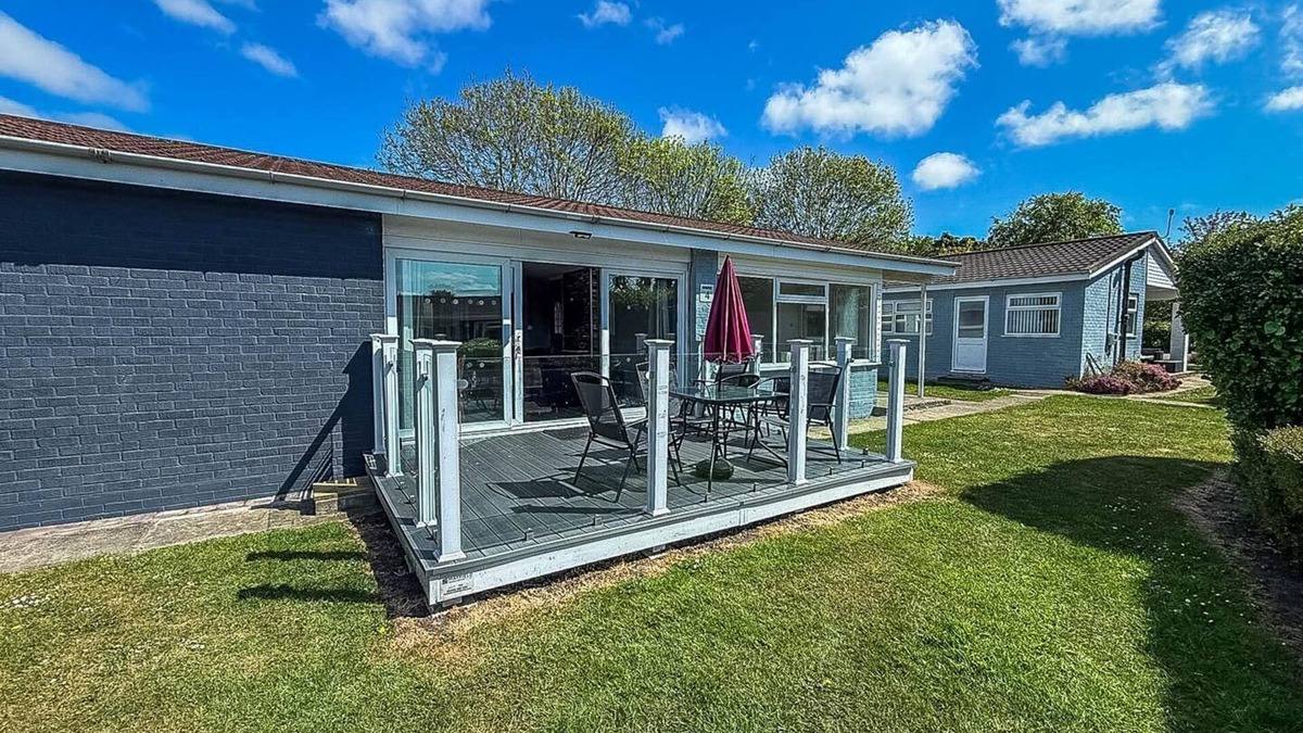 Oulton Broad Ski Chalet | Homely chalet on a Brilliant holiday park in Lowestoft ref 12004B
