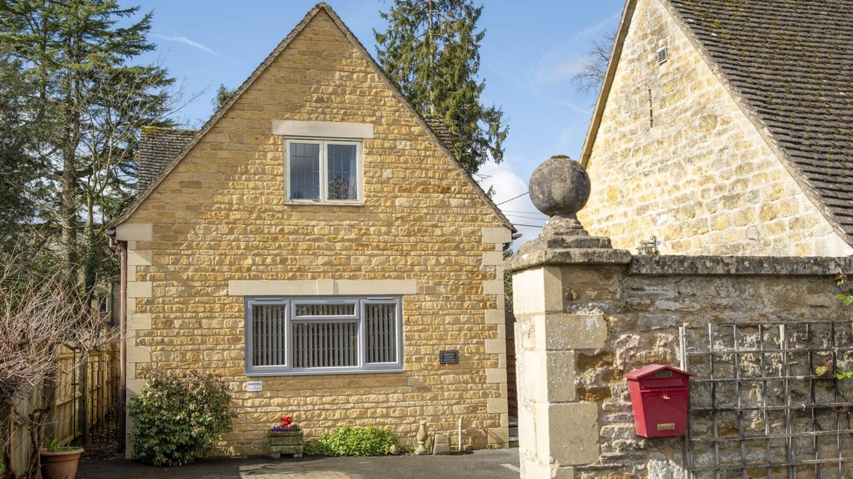 Bourton Cottage | Homely cottage located in a fabulous village - Augusta Cottage