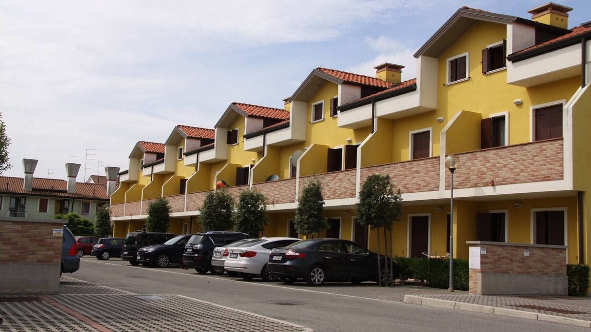 Rosapineta Apartment | Homely flat in a residence with pool in Rosolina