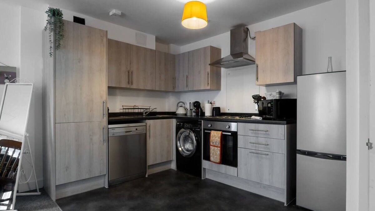 George Green Apartment | Homely Spacious 2 Bed 2 Bath Residence