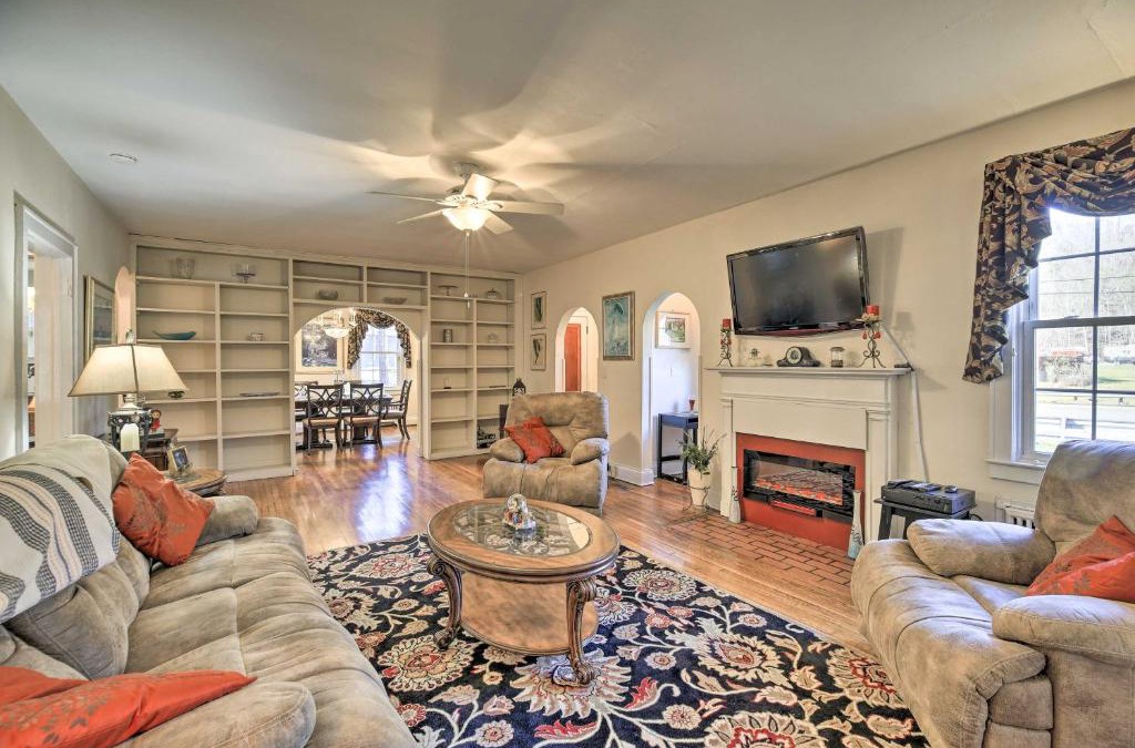 East Point House | Homeplace with Yard - 10 Mi to Jenny Wiley!
