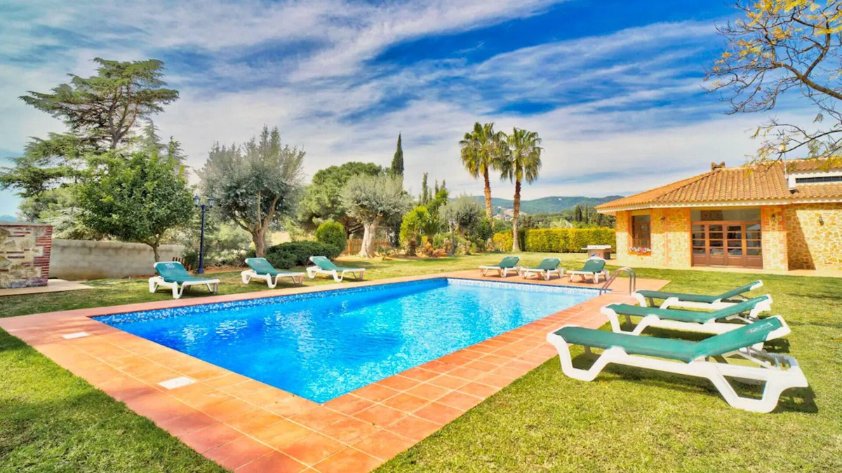 Sant Andreu de Llavaneres Villa | Homerez - Amazing villa 1 km away from the beach for 16 ppl. with swimming-pool