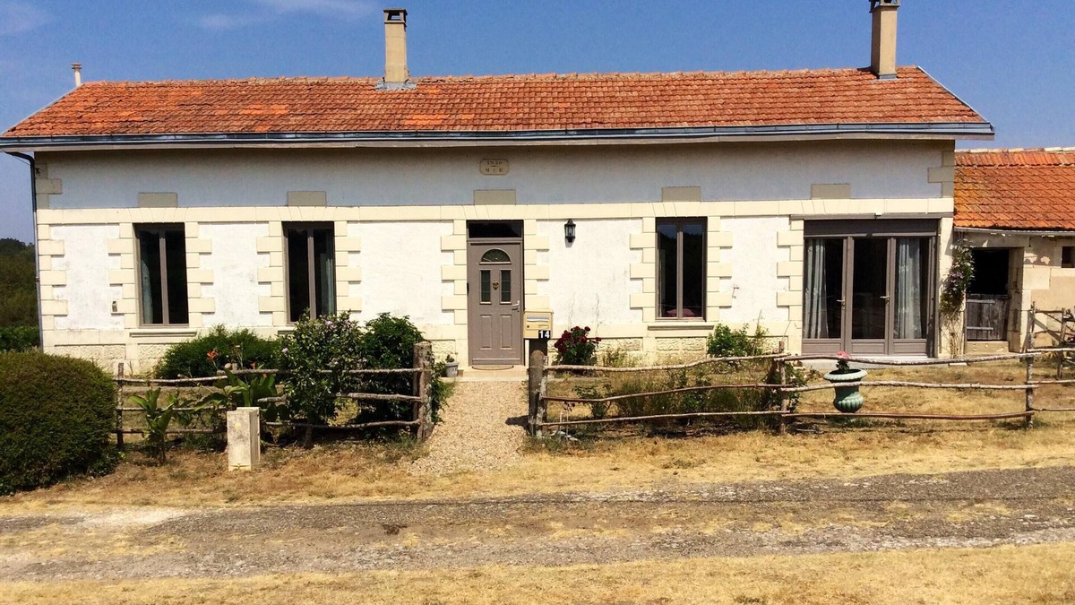 Mirambeau House | Homerez - Spacious house for 6 ppl. with garden at Saint-Bonnet-sur-Gironde