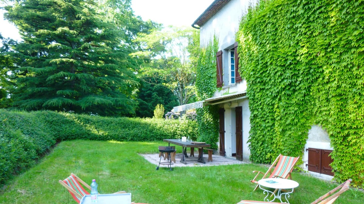 Genouillac House | Homerez - Spacious house for 8 ppl. with terrace at Terres-de-Haute-Charente