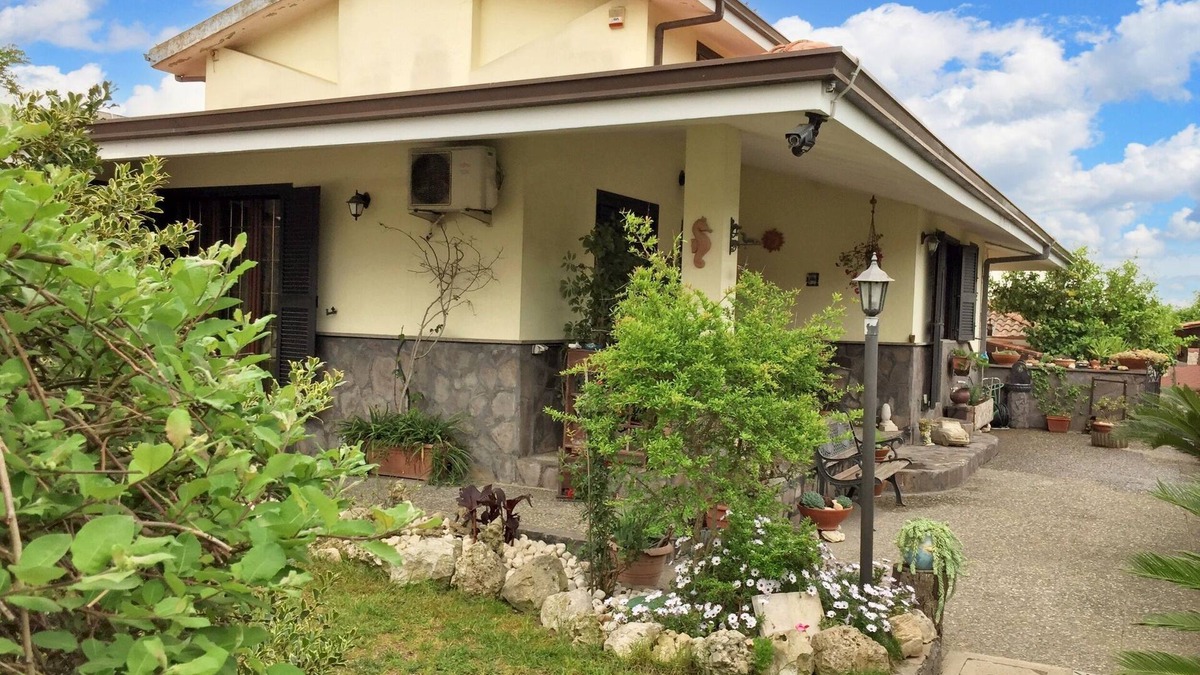 Giugliano in Campania Apartment | Homerez - Apt Giugliano with pool