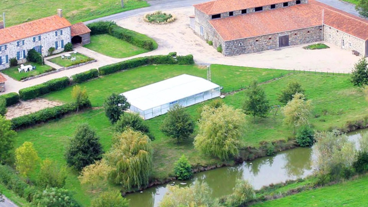 Moutiers-Sous-Chantemerle House | Homerez - Amazing house for 6 ppl. with shared pool and terrace at Moncoutant