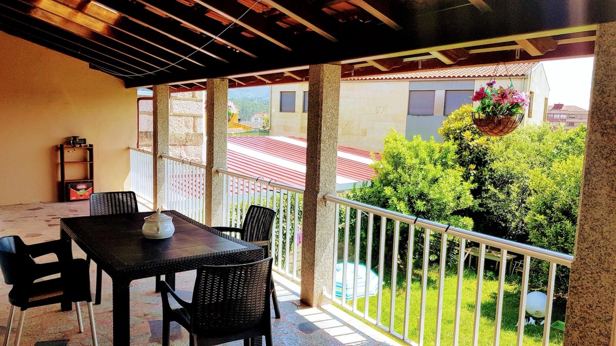 O Porrino House | Homerez - Amazing house for 6 ppl. with garden, terrace and balcony at Porriño