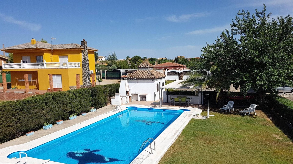 Linares Villa | Homerez - Amazing villa for 6 ppl. with swimming-pool and garden at Linares