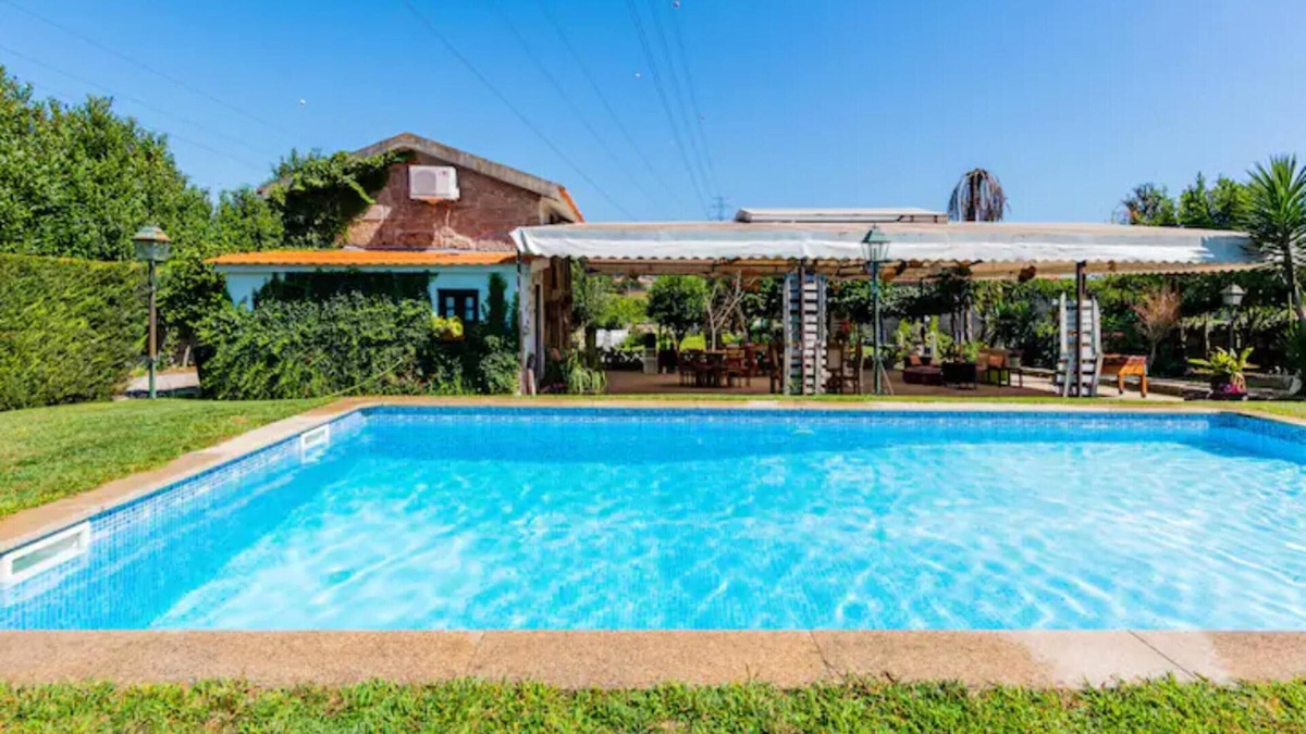 Penafiel Villa | Homerez - Amazing villa for 10 ppl. with swimming-pool and garden at Penafiel