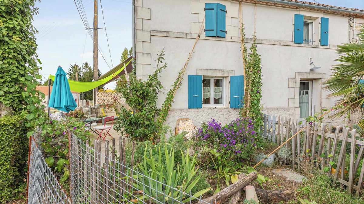 Mortagne-sur-Gironde Apartment | Homerez - Apartment in Mortagne-sur-Gironde