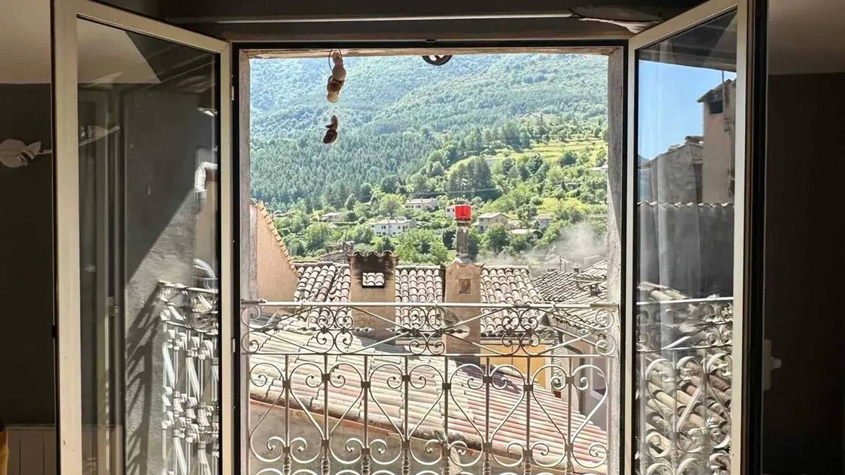 Entrevaux Apartment | Homerez - Apartment in Entrevaux - Mountain View