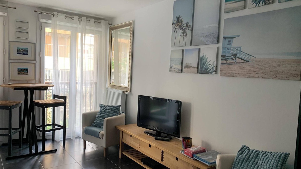 Saint-Victor Apartment | Homerez - Apartment in Marseille, garden view