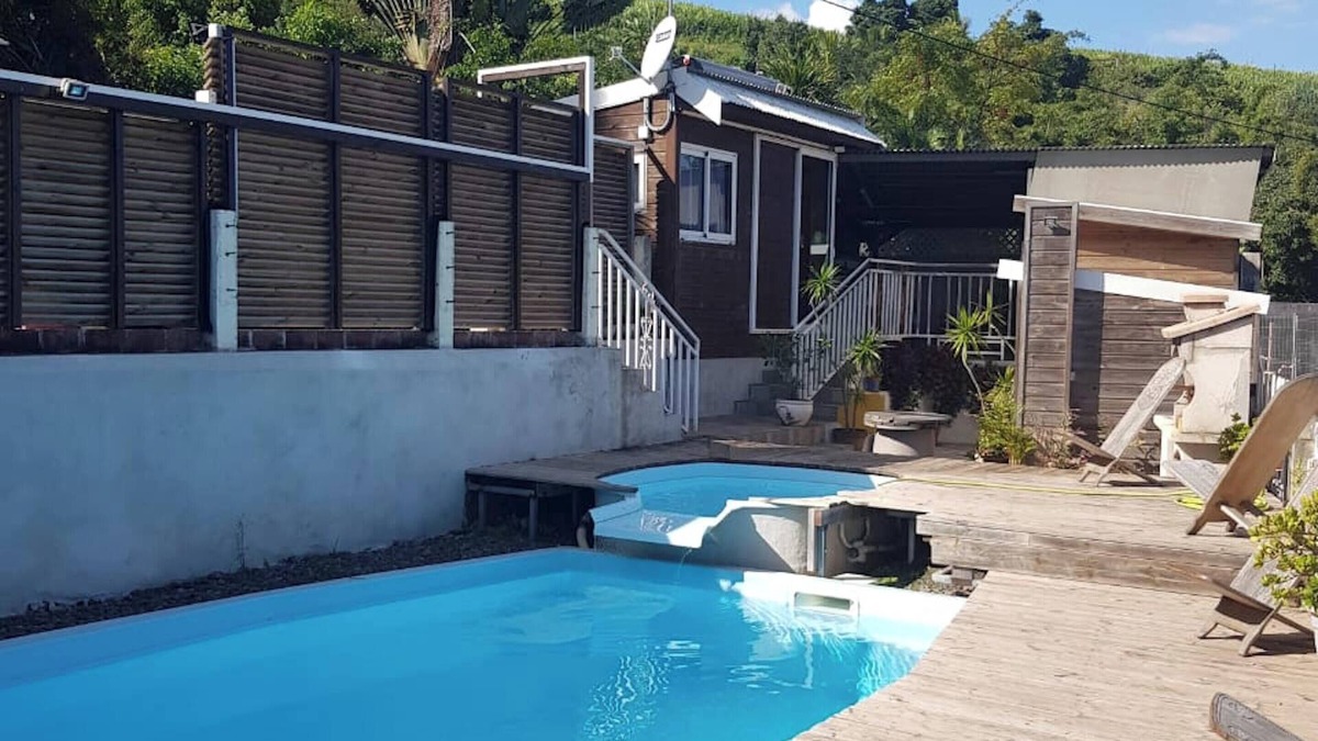 L'Etang-Sale Apartment | Homerez - Apartment L'Étang-Salé, pool.