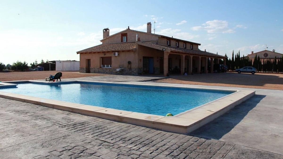 Villarrobledo Apartment | Homerez - Appartement for 10 ppl. with shared pool and terrace at Villarrobledo
