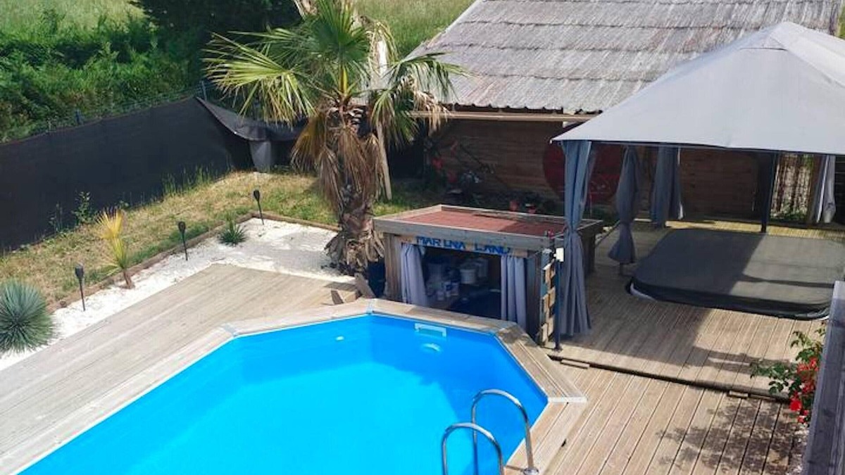Aiguillon Apartment | Homerez - Appartement for 2 ppl. with swimming-pool and jacuzzi at Aiguillon