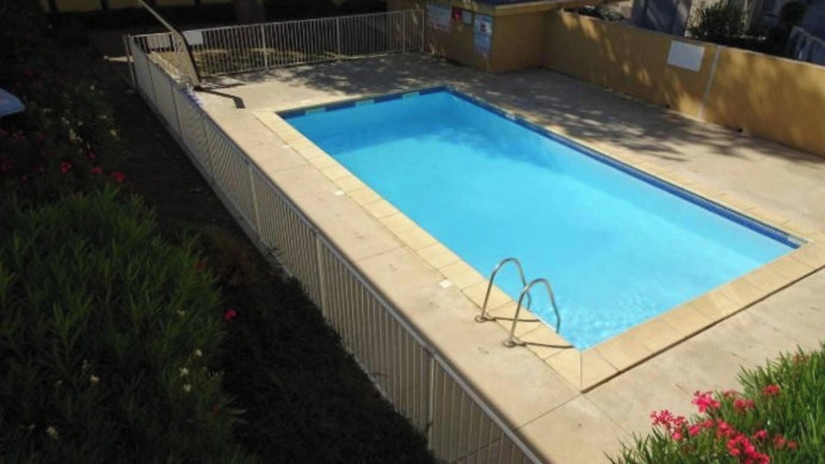 Aigues-Mortes Apartment | Homerez - Apt. Aigues-Mortes, pool.