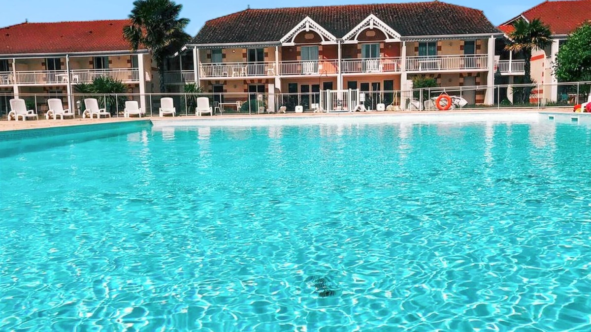 Le Verdon-sur-Mer Apartment | Homerez - Apt Verdon-sur-Mer, Shared Pool