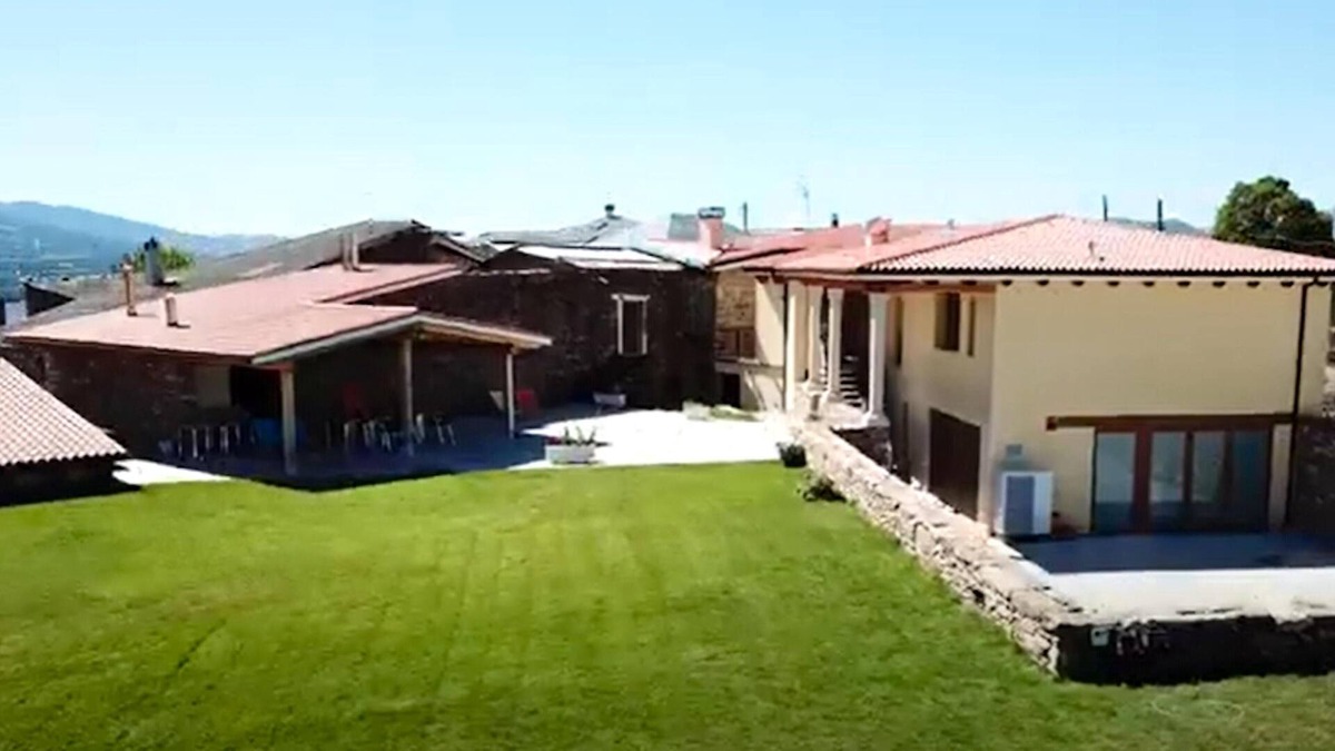 Viana do Bolo Apartment | Homerez - Beautiful appartement for 6 ppl. with garden and terrace at Mourisca