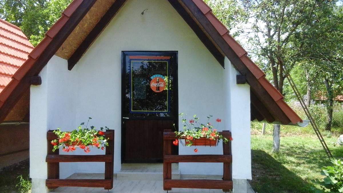 Kutina House | Homerez - Beautiful bungalow with garden and terrace