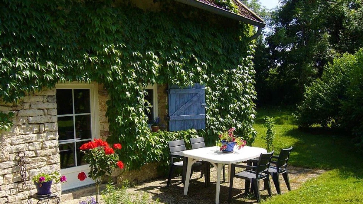 Plumont Apartment | Homerez - Beautiful studio for 4 ppl. with garden and terrace at Plumont