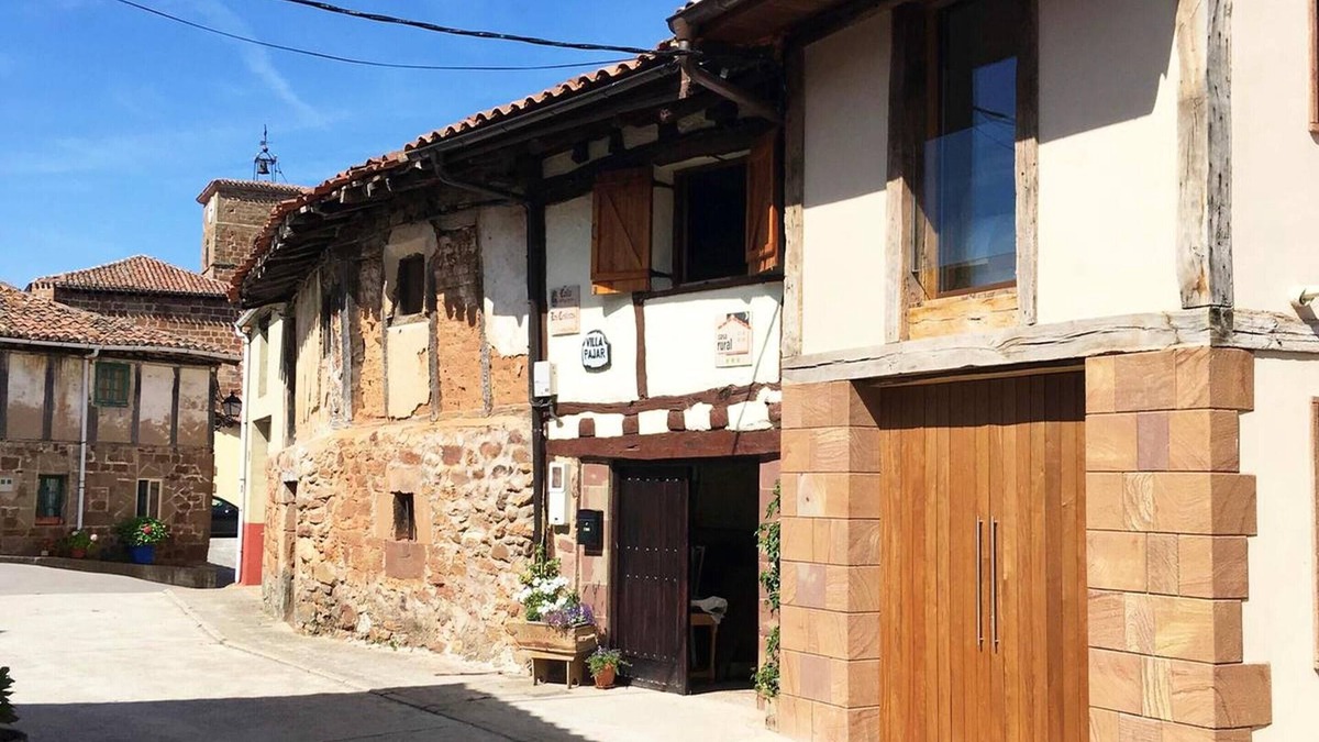 Villasur de Herreros House | Homerez - Big house for 12 ppl. with terrace at Villasur de Herreros