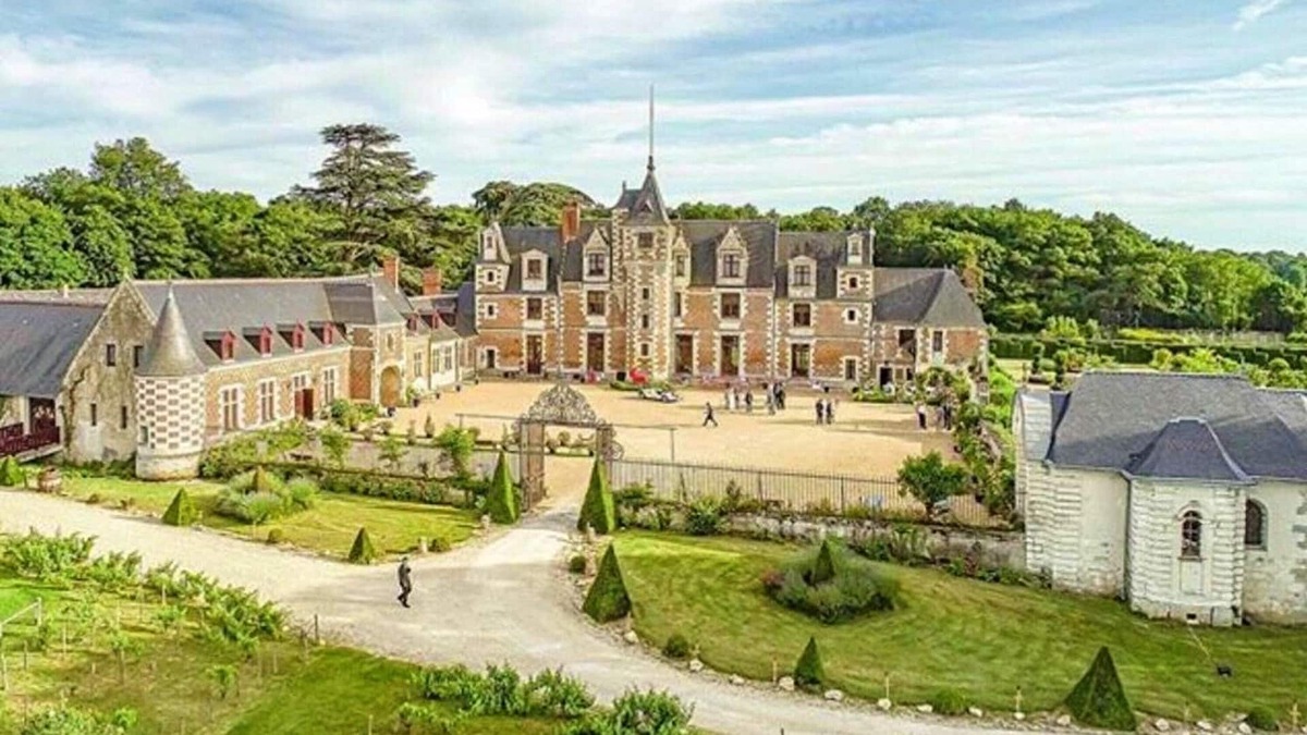 Vernou-sur-Brenne Apartment | Homerez - Big appartement for 15 ppl. with shared pool at Vernou-sur-Brenne
