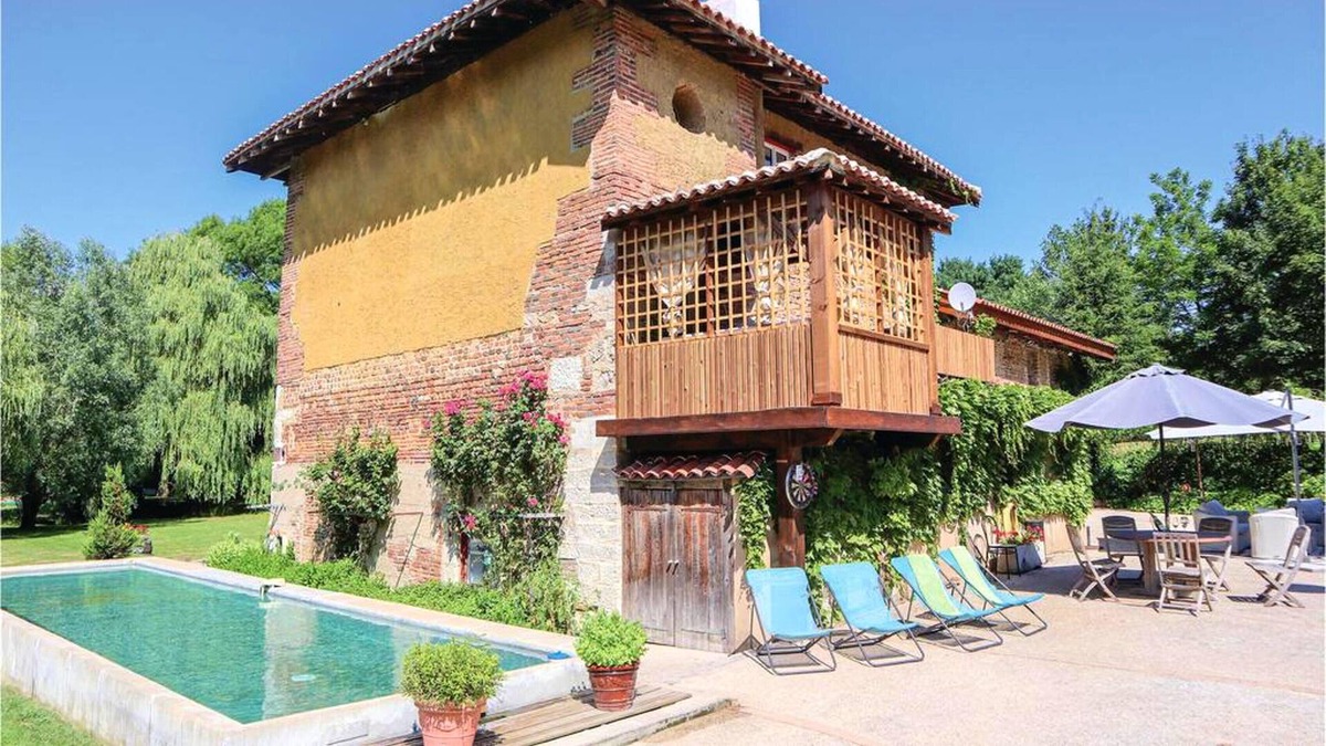 Saint-Paul-de-Varax Villa | Homerez - Big villa for 14 ppl. with swimming-pool, jacuzzi and terrace