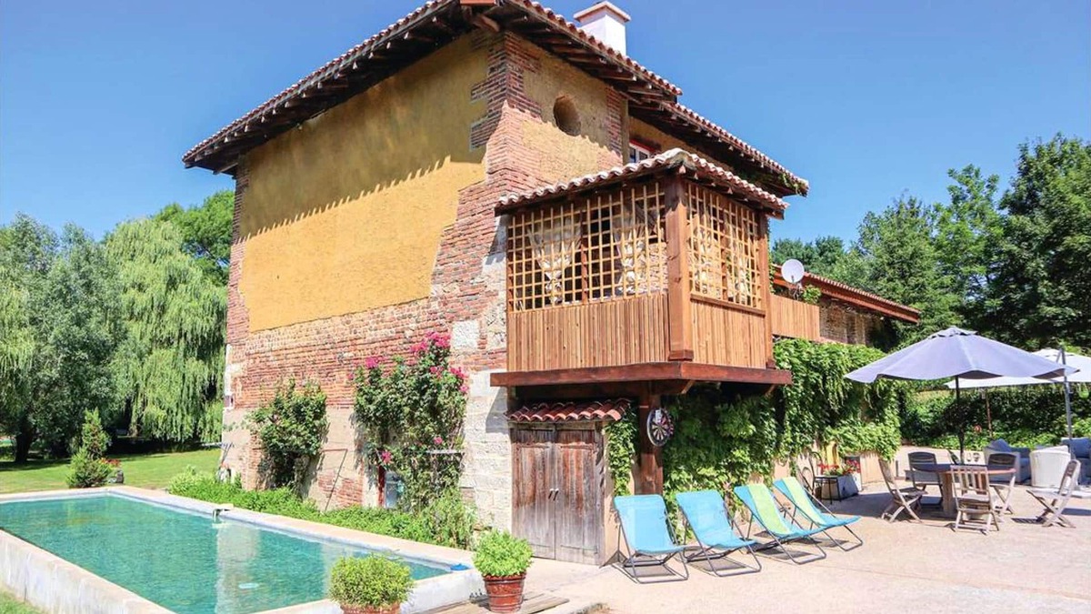 Saint-Paul-de-Varax Villa | Homerez - Big villa for 14 ppl. with swimming-pool, jacuzzi and terrace