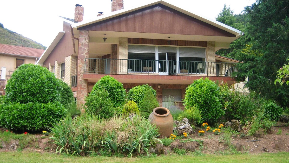 Pradoluengo House | Homerez - Big house for 9 ppl. with garden and terrace at Pradoluengo