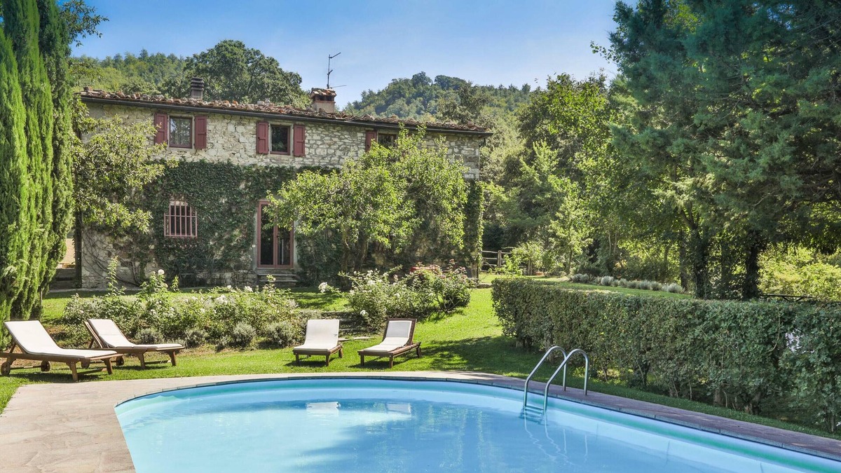 Pieve Santo Stefano Villa | Homerez - Big villa for 14 ppl. with swimming-pool and terrace at Castelnuovo