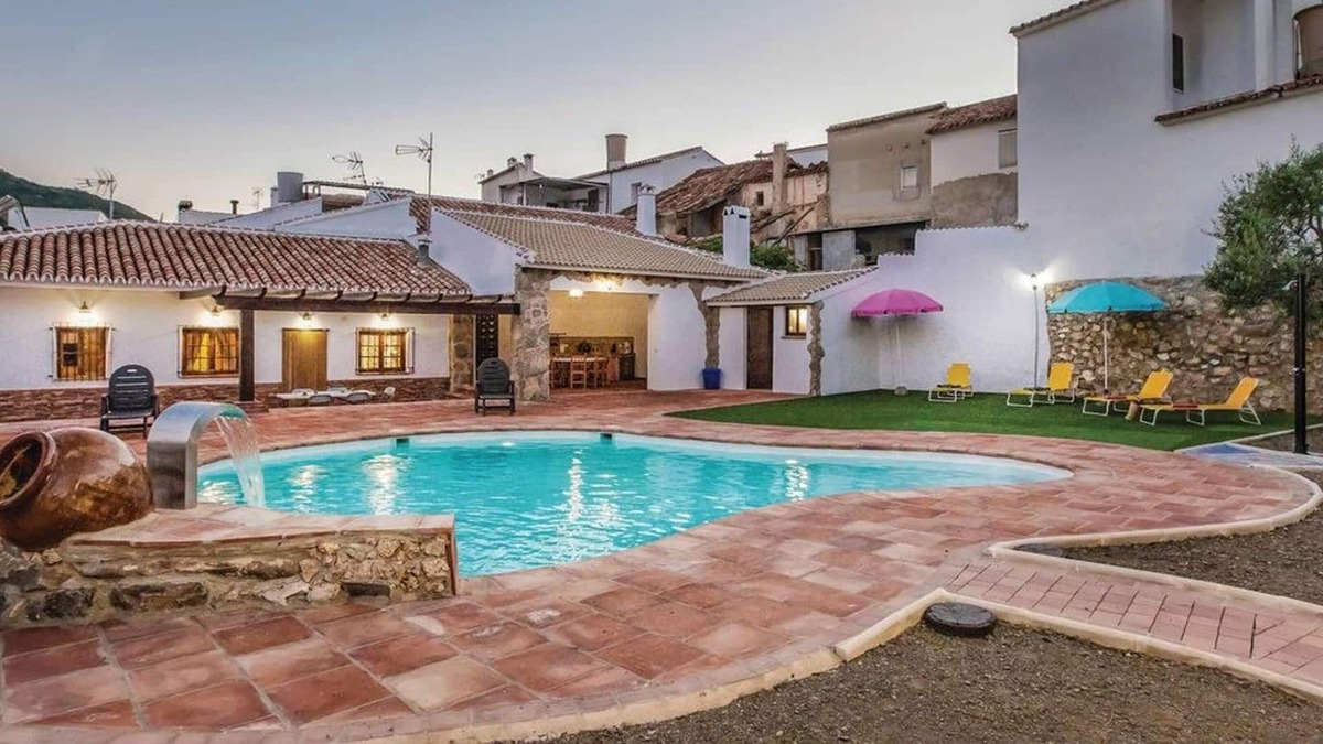 Mondron Villa | Homerez - Big villa for 11 ppl. with swimming-pool and terrace at Mondrón