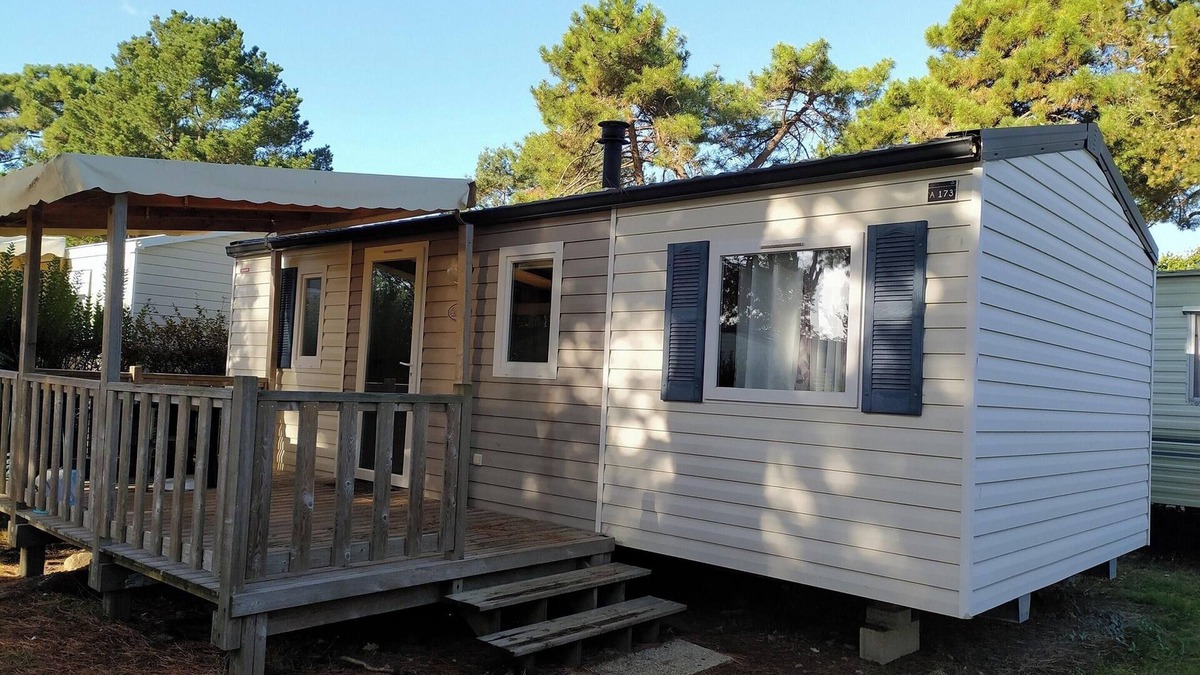 Banes House | Homerez - Bungalow in Argences-en-Aubrac with Pool