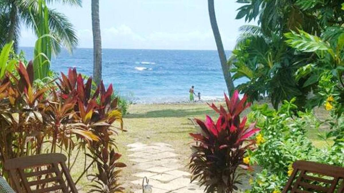 Saint-Pierre House | Homerez - Bungalow for 6 ppl. with sea view, garden and terrace at Saint-Pierre